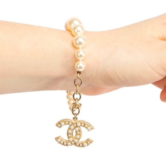 Rare & Authentic Chanel Gold CC Pearl Pendant Pearl Bracelet - Picture 11 of 15